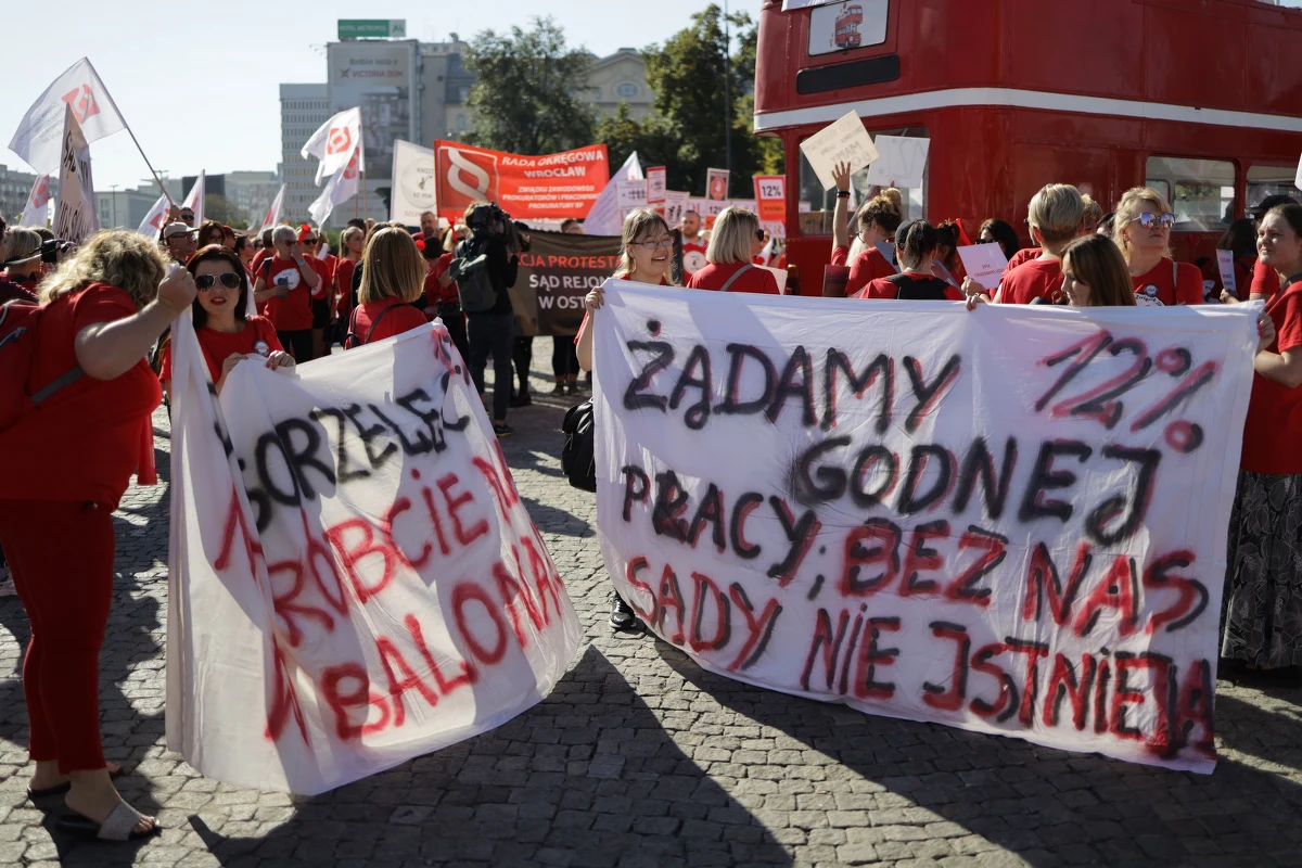 „Ogłaszamy stan wyjątkowy w sądach i prokuraturze” – pod takim hasłem wyszli na ulice Warszawy protestujący pracownicy tych instytucji. Domagają się podwyżek i lepszej organizacji pracy.