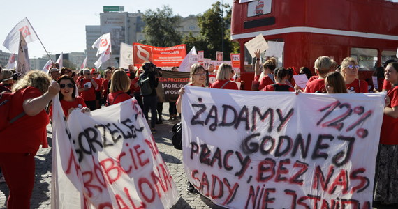 „Ogłaszamy stan wyjątkowy w sądach i prokuraturze” – pod takim hasłem wyszli na ulice Warszawy protestujący pracownicy tych instytucji. Domagają się podwyżek i lepszej organizacji pracy.