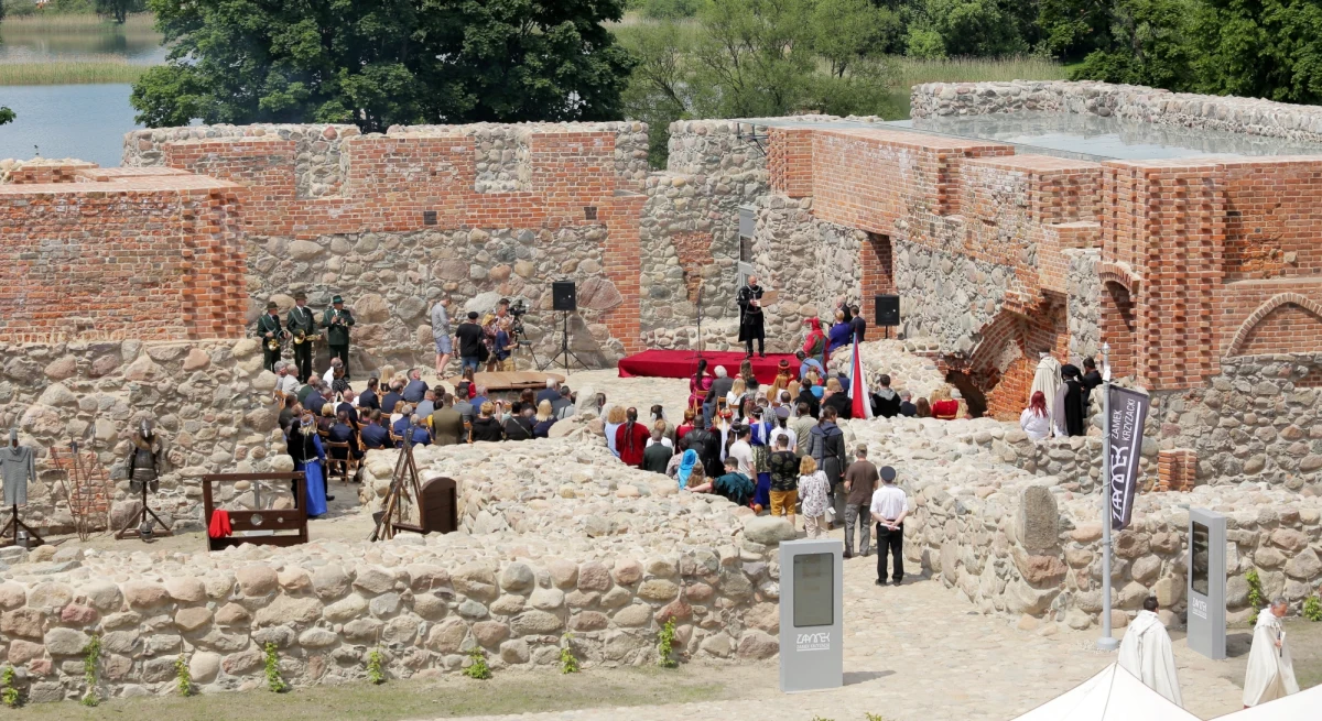Otwarte trzy miesiące temu po kompleksowej rewitalizacji ruiny zamku krzyżackiego w Szczytnie na Mazurach odwiedziło już 100 tys. osób - podał szczycieński magistrat. To ponad trzykrotnie lepszy wynik niż zakładano przy planowaniu tej turystycznej atrakcji. 