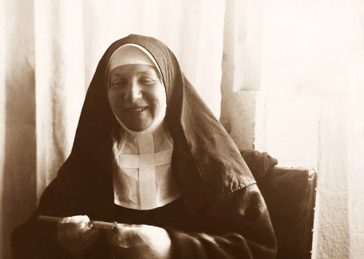 Od dzieciństwa miała problemy ze wzrokiem. Mimo licznych operacji, całkowicie straciła go w wieku 22 lat. Dlatego też swoje życie poświęciła służbie osobom niewidomym – po latach założyła nową wspólnotę zakonną: Zgromadzenie Sióstr Franciszkanek Służebnic Krzyża. Charyzmatem sióstr jest właśnie praca z niewidomymi osobami. Róża Czacka zasłynęła jako Niewidoma Matka Niewidomych.