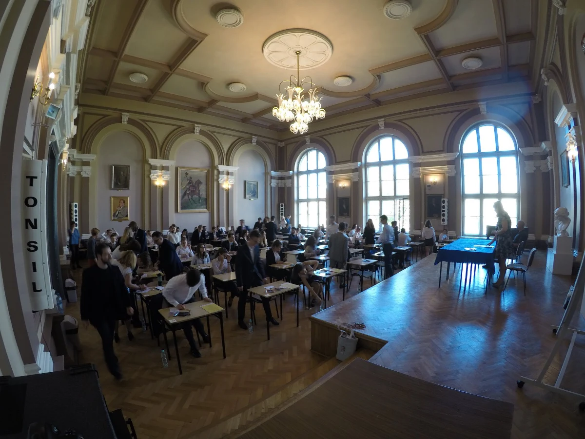 Maturę zdało 83 procent tegorocznych absolwentów szkół ponadgimnazjalnych – podała Centralna Komisja Egzaminacyjna, uwzględniając wyniki egzaminów w sesji majowej, dodatkowej czerwcowej i poprawkowej w sierpniu. Spośród tegorocznych absolwentów liceów ogólnokształcących zwycięsko z maturalnej potyczki wyszło 87 procent zdających, a spośród absolwentów techników: 75 procent.