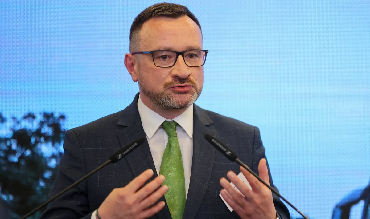 Radni sejmiku małopolskiego powołali na stanowisko wicemarszałka województwa Józefa Gawrona z PiS. Zajął on miejsce po odwołanym tego dnia Tomaszu Urynowiczu z Porozumienia. W ostatnim czasie Urynowicz walczył o odrzucenie tzw. deklaracji anty-LGBT, wskazując, że Małopolska straci przez nią dotacje unijne. 