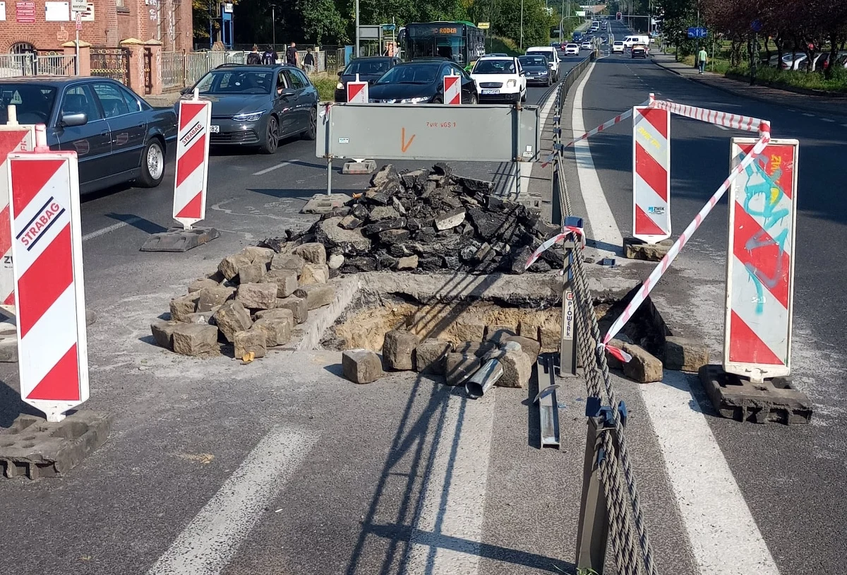 ​W Szczecinie rozkopano jezdnię ulicy Emilii Sczanieckiej, gdyż ta zaczęła się zapadać po awarii kanalizacji. Utrudnienia w ruchu w tym miejscu potrwają do wieczora.
