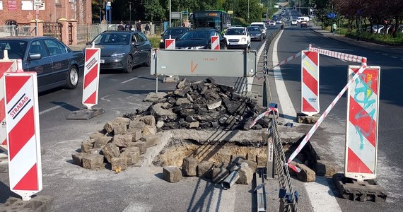 ​W Szczecinie rozkopano jezdnię ulicy Emilii Sczanieckiej, gdyż ta zaczęła się zapadać po awarii kanalizacji. Utrudnienia w ruchu w tym miejscu potrwają do wieczora.