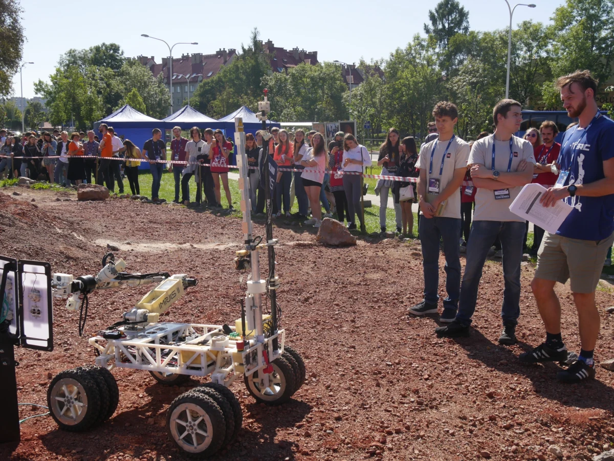 W Kielcach trwają trzydniowe zawody łazików marsjańskich European Rover Challenge (ERC). 37 zespołów rywalizuje na specjalnym torze, który w tym roku symuluje wulkaniczny rejon Czerwonej Planety.