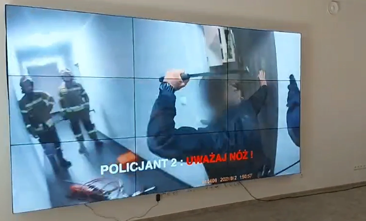 ​Policja broni się przed oskarżeniami o spowodowanie śmierci 29-letniego Łukasza we Wrocłąwiu. Mężczyzna zmarł na początku sierpnia po policyjnej interwencji. Rzecznik Komendy Głównej Policji pokazał nagranie z kamery na mundurze jednego z funkcjonariuszy.
