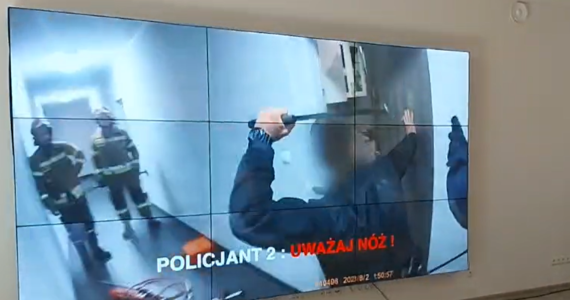​Policja broni się przed oskarżeniami o spowodowanie śmierci 29-letniego Łukasza we Wrocłąwiu. Mężczyzna zmarł na początku sierpnia po policyjnej interwencji. Rzecznik Komendy Głównej Policji pokazał nagranie z kamery na mundurze jednego z funkcjonariuszy.