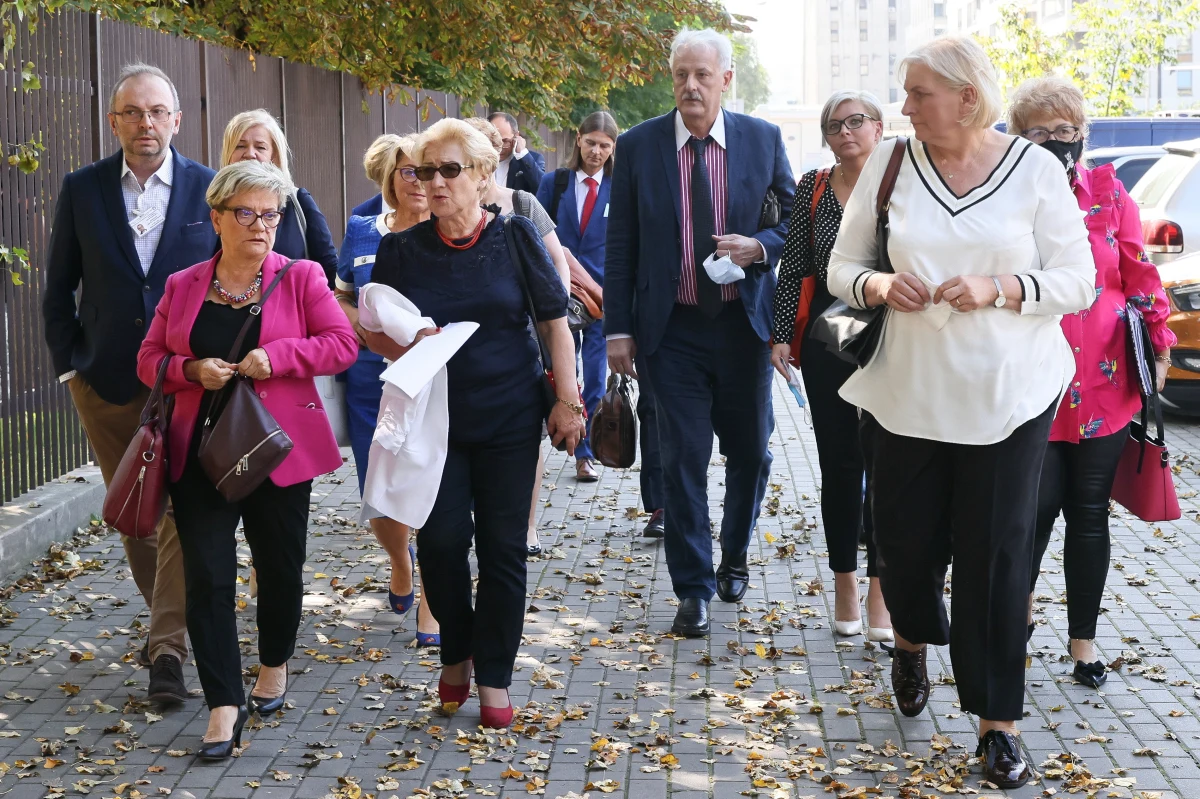 Zaledwie kilka minut trwało spotkanie Komitetu Protestacyjno-Strajkowego zawodów medycznych z ministrem zdrowia. Spotkanie zakończyło się fiaskiem. Komitet zapowiedział, że jutro w Warszawie odbędzie się wielka manifestacja przedstawicieli służby zdrowia. 