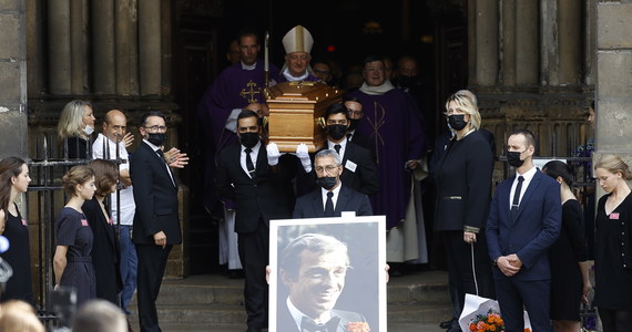 ​Pogrzeb Jeana-Paula Belmondo odbył się w kościele Saint-Germain-des-Pres w Paryżu. W ceremonii wzięli udział m.in. przyjaciele zmarłego: aktor Alain Delon oraz reżyser Claude Lelouch. Zgromadzeni przed kościołem wielbiciele Belmondo pożegnali trumnę oraz kondukt głośnymi brawami i owacją.
