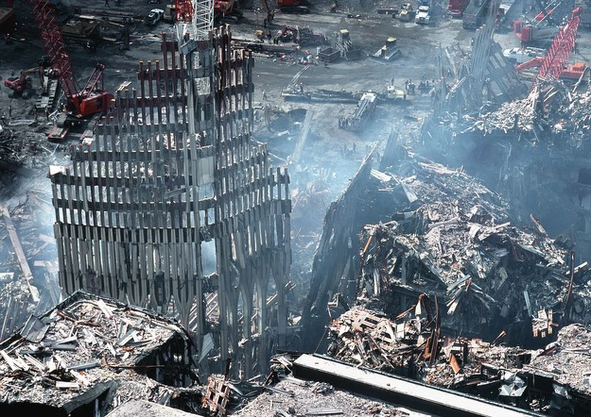 Mija 20 lat od krwawych zamachów na World Trade Center i Pentagon. Zamach jak ten z 11 września 2001 roku z USA jest wciąż możliwy, jednak bardzo mało prawdopodobny. Służby odrobiły lekcję po ataku sprzed 20 lat - mówi RMF FM były szef Agencji Wywiadu Grzegorz Małecki. Zwraca też uwagę, że tamte wydarzenia wywarły bardzo duży wpływ na nasze codzienne życie. Przede wszystkim zwiększyły naszą tolerancję na ograniczanie wolności w zamian za poprawę bezpieczeństwa. Z Grzegorzem Małeckim rozmawia reporter RMF FM Krzysztof Zasada.
