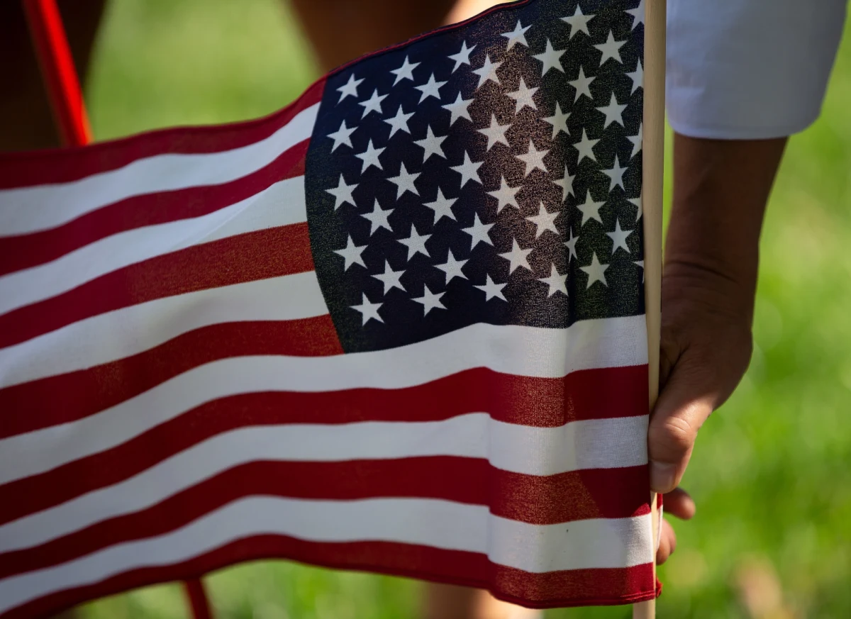 Cztery porwane samoloty, 19 gotowych na śmierć terrorystów, dwa zrównane z ziemią wieżowce WTC - symbole Nowego Jorku i potęgi gospodarczej USA - tyle było trzeba, aby 11 września 2001 roku pogrążyć Amerykę w chaosie. Dzisiaj mija 20. rocznica zamachów, których życie straciło ponad 2700 osób.