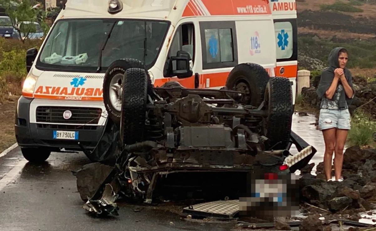 Dwie osoby zginęły, a dziewięć zostało rannych, w tym cztery ciężko, w wyniku przejścia trąby powietrznej nad włoską wyspą Pantelleria, położoną na południowy zachód od Sycylii. 