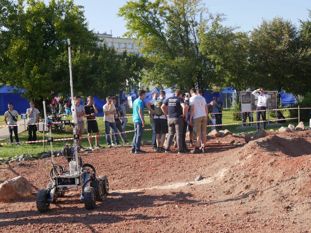 37 zespołów rywalizuje w Kielcach w trzydniowych zawodach łazików marsjańskich European Rover Challenge. Specjalnie przygotowany tor, na którym trwają zmagania, symuluje wulkaniczny rejon Czerwonej Planety. Zobaczcie transmisję z drugiego dnia!