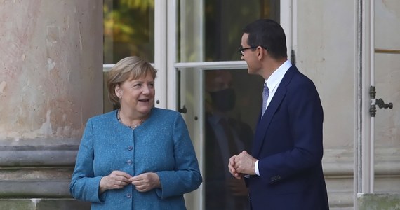 Kanclerz Niemiec Angela Merkel, która w sobotę przed południem przyleciała do Warszawy, złożyła wieniec przed Grobem Nieznanego Żołnierza. W Łazienkach Królewskich spotkała się z szefem polskiego rządu Mateuszem Morawieckim.
