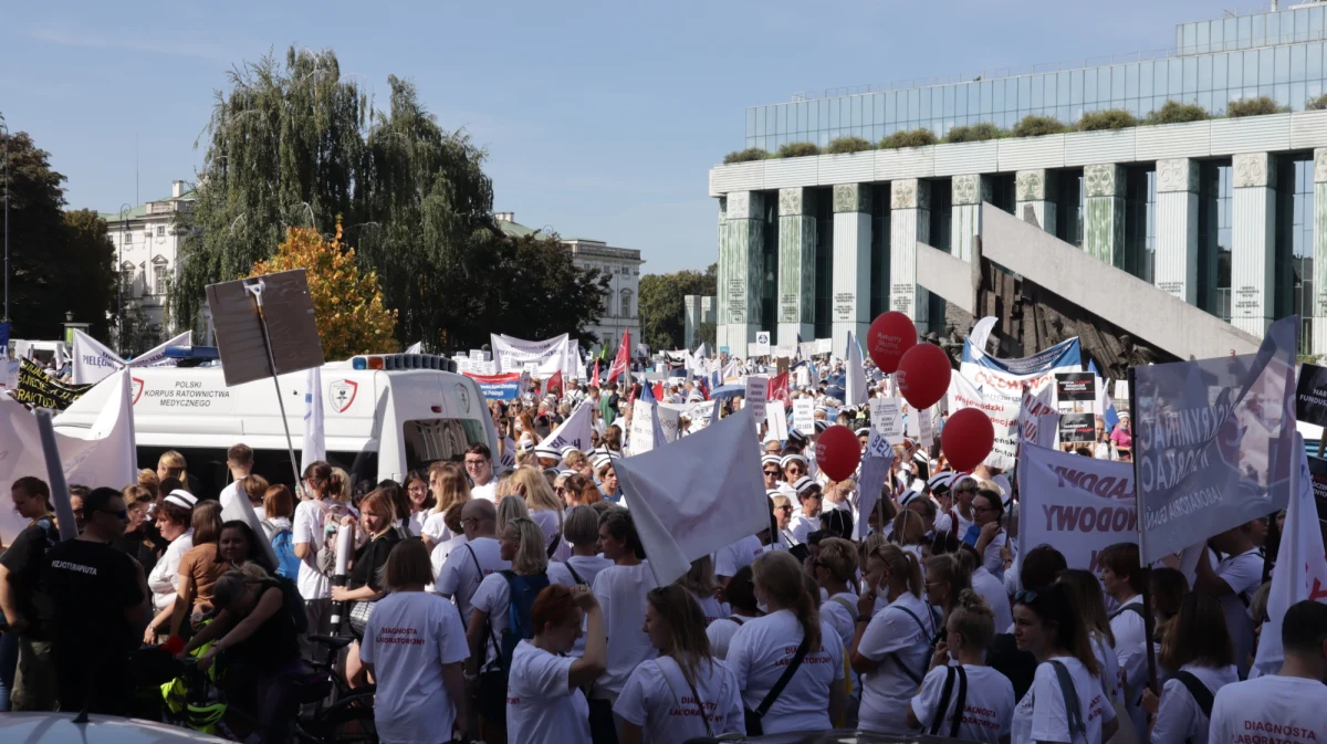W Warszawie trwa protest pracowników zawodów medycznych. Protestujący domagają się m.in. podwyżek, resort zdrowia odpowiada, że ich postulaty są nierealne. Na przyniesionych przez demonstrantów transparentach widać było m.in. hasła: „Stop pracy 400 h! Wypoczęty medyk = bezpieczny pacjent!” czy „Jedna pielęgniarka na 30 pacjentów! Komu pomóc jako pierwszemu?”. Ulicami stolicy maszerowało kilka tysięcy ludzi. Protest dotarł przed Kancelarię Premiera, gdzie stanęło "białe miasteczko". KPRM jest odgrodzona policyjnymi barierkami.