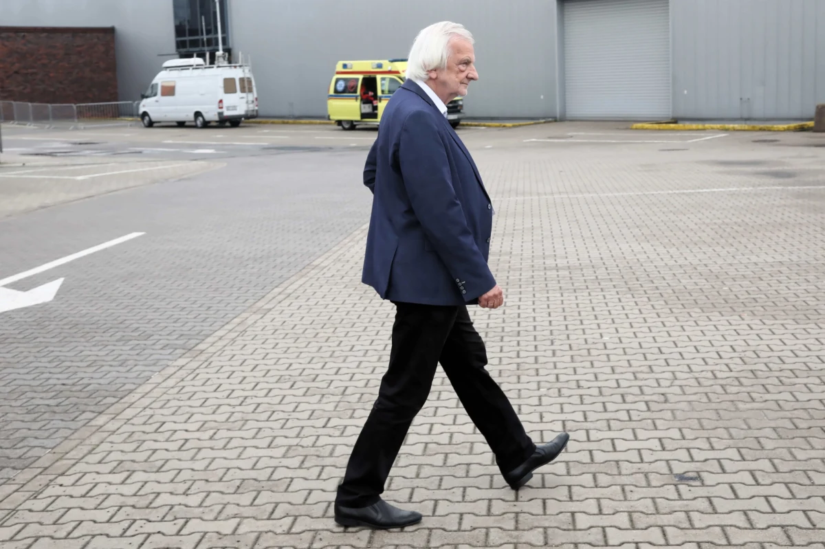 Wróżenie z tego, co półgębkiem oświadczyły oddalające się plecy Ryszarda Terleckiego to jeden z fenomenów współczesnej komunikacji politycznej. Zdawkowe i niejasne komunikaty szefa klubu parlamentarnego PiS nader często brane są poważnie, przy czym rzadko uwzględnia się oczywistość - że szef klubu PiS mówi to, co nie musi być prawdą, ale ma być wzięte poważnie. Mówiąc krótko plecy należą do spin-doktora.