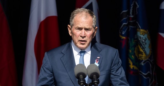 Rodzimi terroryści są "dziećmi tego samego plugawego ducha", co terroryści, którzy przeprowadzili ataki 11 września - stwierdził były prezydent George W. Bush podczas uroczystości 20. rocznicy zamachów 11 września w miejscu lotu UA 93 w Pensylwanii. "Ataki pokazały, że jedność w Ameryce jest możliwa i konieczna" - mówiła z kolei wiceprezydent USA Kamala Harris