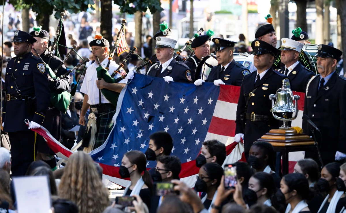 ​W 20 lat po atakach terrorystycznych 11 września 2001 roku Nowy Jork upamiętnił z udziałem prezydenta Joe Bidena ofiary zamachów. Miasto złożyło też hołd osobom, które zginęły podczas uderzenia w Pentagon oraz w pobliżu Shanksville w stanie Pensylwania.