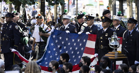 ​W 20 lat po atakach terrorystycznych 11 września 2001 roku Nowy Jork upamiętnił z udziałem prezydenta Joe Bidena ofiary zamachów. Miasto złożyło też hołd osobom, które zginęły podczas uderzenia w Pentagon oraz w pobliżu Shanksville w stanie Pensylwania.