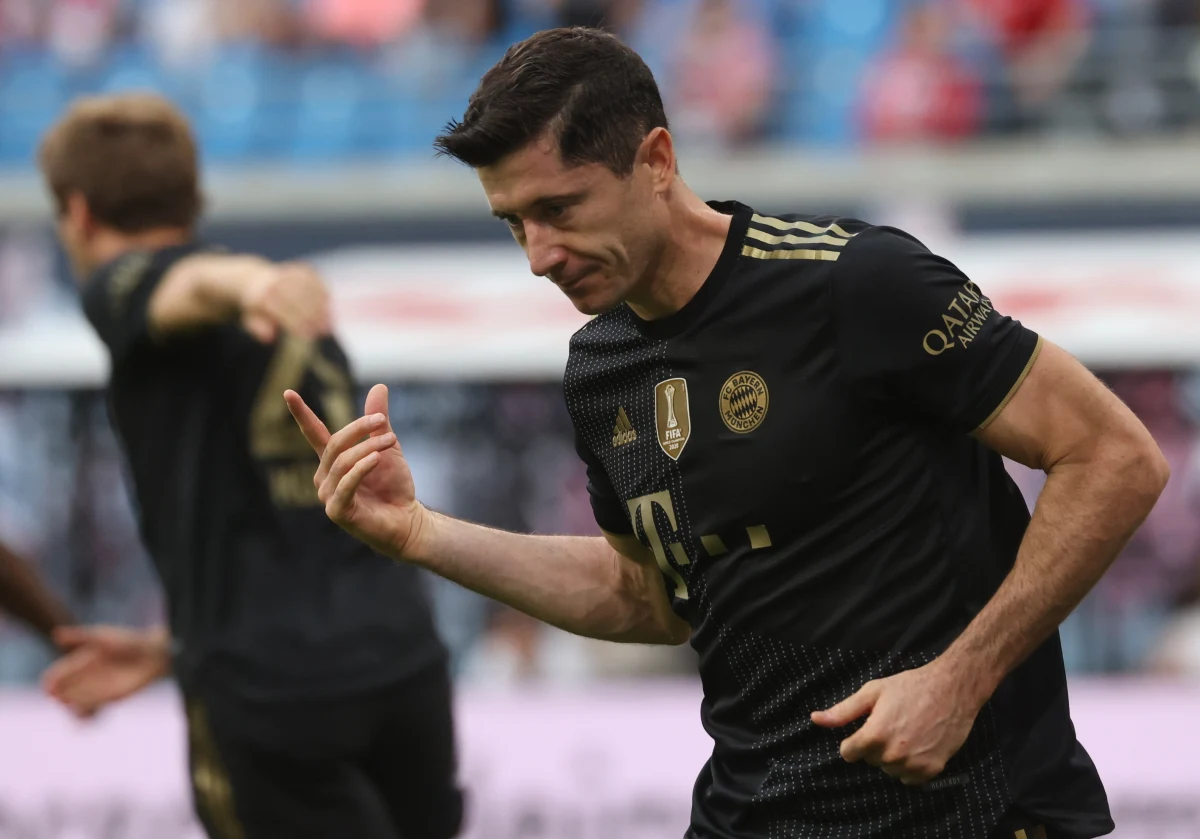 Robert Lewandowski ma problemy z pachwiną i jego występ we wtorkowym meczu grupowym Ligi Mistrzów z Barceloną stanął pod znakiem zapytania. Napastnik Bayernu Monachium kontuzji nabawił się w trakcie spotkania Bundesligi z RB Lipsk (4:1), w którym strzelił bramkę z rzutu karnego.