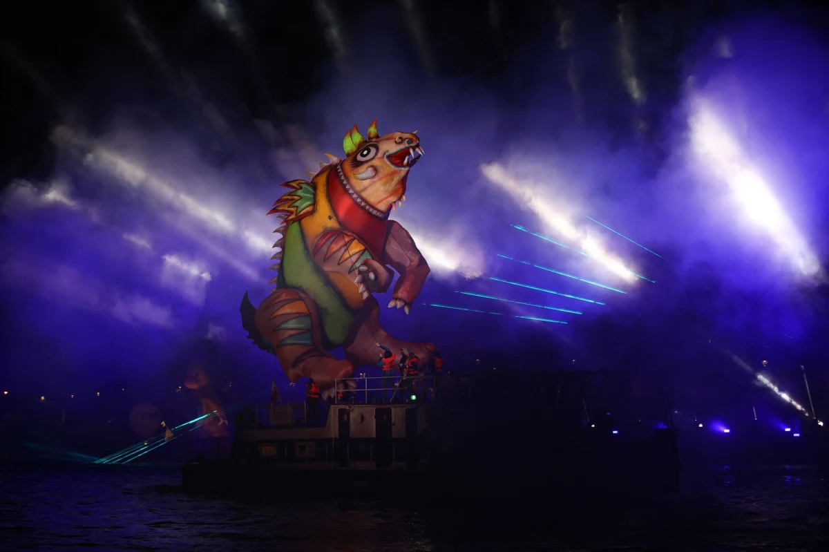 20. Wielka Parada Smoków - plenerowe widowisko przygotowane przez Teatr Groteska - odbyło się w zakolu Wisły pod Wawelem w Krakowie. Widzowie obejrzeli pływające i unoszące się w powietrzu makiety smoków, które były animowane przez aktorów z pokładów 30-metrowych barek. Tegoroczna parada zbiegła się z obchodami 75-lecia Teatru Groteska.