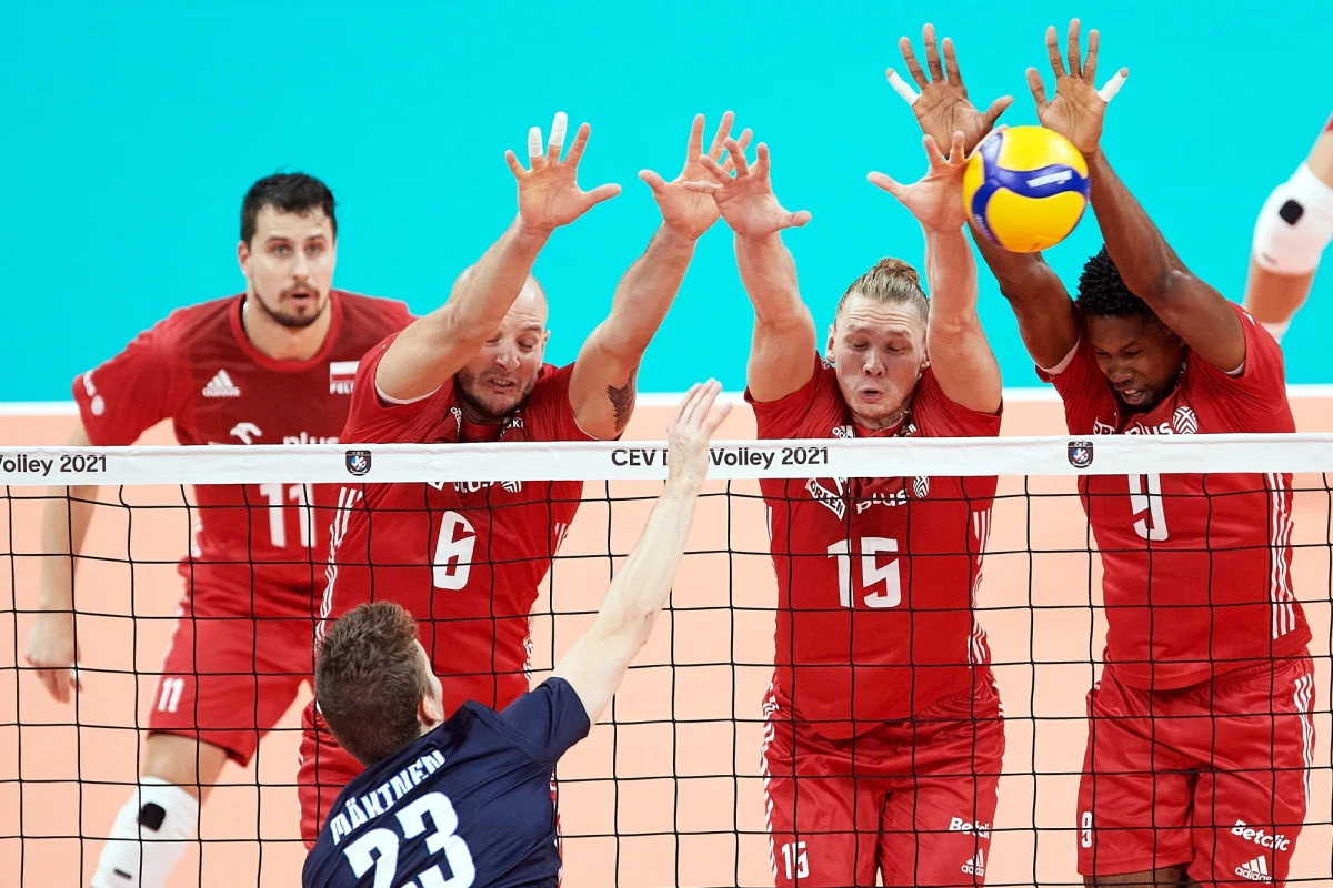 „Bardziej niż z Finlandią wyszliśmy zagrać dla naszych fanów (…). Stworzyli nam znakomite warunki, dzięki czemu zagraliśmy bardzo dobry mecz” – podkreślał Bartosz Kurek po zwycięstwie polskich siatkarzy nad Finami w 1/8 finału mistrzostw Europy. Odnosząc się do ćwierćfinału, stwierdził zaś: „Spodziewam się, że trudnych momentów nie zabraknie, bo Rosjanie tanio skóry nie sprzedadzą”.