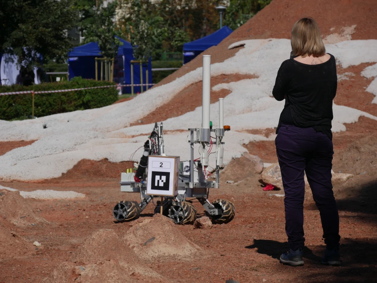 Ziemi i technologiom kosmicznym w codziennym życiu poświęcony był ostatni dzień zawodów łazików marsjańskich European Rover Challenge. Od piątku w Kielcach rywalizowało 37 zespołów. Zmagania odbywały się na specjalnie przygotowanym torze symulującym wulkaniczny rejon Czerwonej Planety. Zobaczcie transmisję z ostatniego dnia rywalizacji!