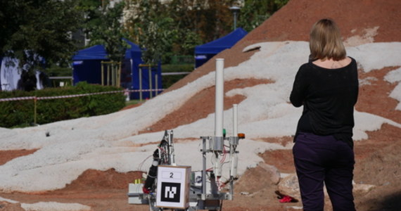 Ziemi i technologiom kosmicznym w codziennym życiu poświęcony był ostatni dzień zawodów łazików marsjańskich European Rover Challenge. Od piątku w Kielcach rywalizowało 37 zespołów. Zmagania odbywały się na specjalnie przygotowanym torze symulującym wulkaniczny rejon Czerwonej Planety. Zobaczcie transmisję z ostatniego dnia rywalizacji!