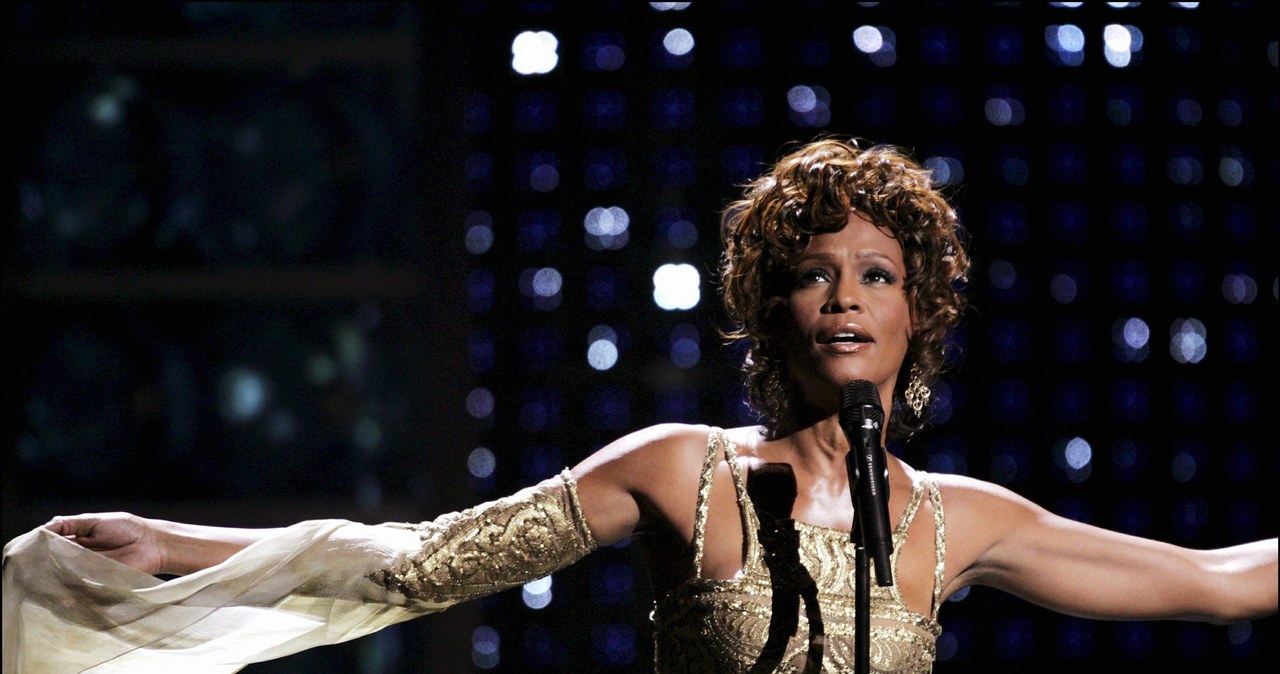 Studio Sony Pictures ogłosiło właśnie datę premiery biograficznego filmu o Whitney Houston zatytułowanego "I Wanna Dance With Somebody". Trafi on do kin 23 grudnia 2022 roku. Na przełomie listopada i grudnia do kin trafiają zwykle tytuły, z którymi ich twórcy wiążą nadzieję na prestiżowe nagrody filmowe. Można więc powiedzieć, że studio Sony Pictures zaczęło przygotowania do przyszłorocznego sezonu oscarowego.