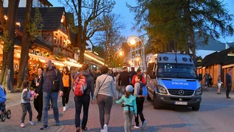 Zakopane: Nocna bijatyka na Krupówkach. 25-latek ciężko ranny