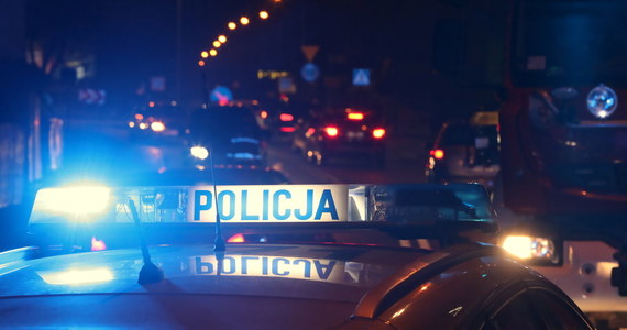 W nocy z soboty na niedzielę na zakopiańskich Krupówkach doszło do bijatyki, podczas której ciężko ranny został 25-latek. Sprawców pobicia szuka policja - powiedział rzecznik zakopiańskiej policji Roman Wieczorek. Grupę osób zaatakowali nieznani mężczyźni około godziny 2 w nocy. 