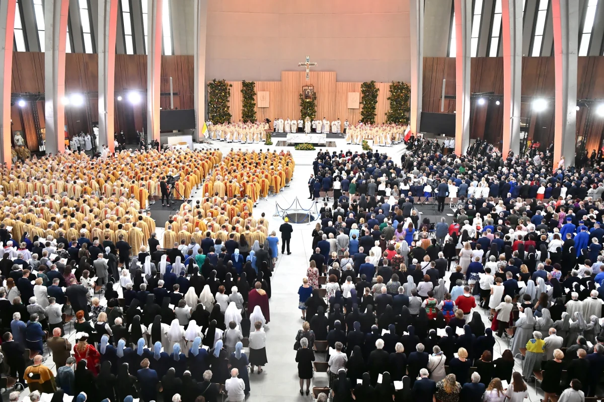 Kard. Stefan Wyszyński, prymas Polski, i Matka Elżbieta Czacka, fundatorka Zgromadzenia Sióstr Franciszkanek Służebnic Krzyża, zostali oficjalnie włączeni przez papieża Franciszka do grona błogosławionych. List Apostolski Franciszka odczytał w czasie mszy beatyfikacyjnej w Świątyni Opatrzności Bożej w Warszawie papieski delegat kard. Marcello Semeraro. W uroczystościach brało udział około 7 tysięcy ludzi, w tym przedstawiciele najwyższych władz państwowych z prezydentem Andrzejem Dudą i premierem Mateuszem Morawieckim na czele. Zobaczcie transmisję!