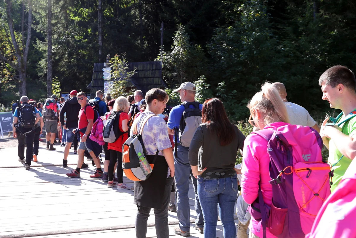 Słoneczny weekend przyciągnął w Tatry tłumy turystów. Zapełnione są doliny ale też pod szczytami tworzą się kolejki oczekujących do wejścia.

