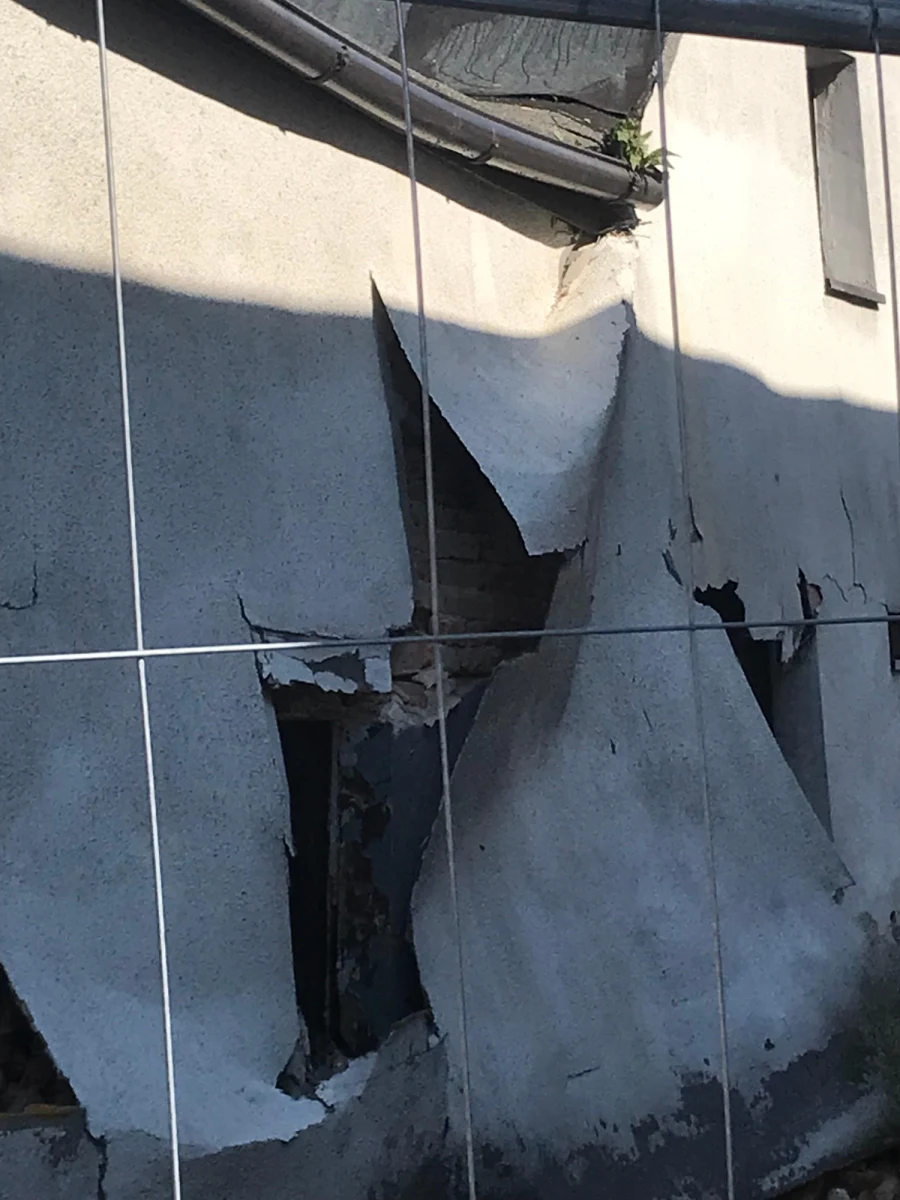 ​Niebezpieczne obniżenia terenu w Tarnowskich Górach. Chodzi o ścisłe, zabytkowe centrum miasta. W ostatnim czasie grunt obniżył się tam aż w trzech miejscach. Znamy już powód tego zjawiska.