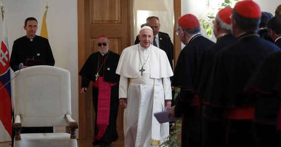 Papież Franciszek przybył po południu do Bratysławy, gdzie rozpoczął czterodniową pielgrzymkę. Przy trapie samolotu powitała go prezydent Słowacji Zuzana Czaputova.