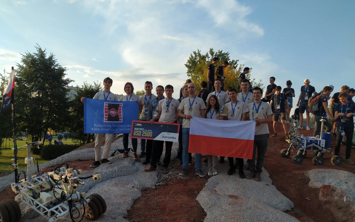 Zespoły IMPULS z Politechniki Świętokrzyskiej (rywalizacja stacjonarna) i pochodzący z Indii DJS Antariksh (rywalizacja zdalna) wygrały zawody łazików marsjańskich European Rover Challenge. Od piątku w Kielcach rywalizowało 37 zespołów. Zmagania odbywały się na specjalnie przygotowanym torze symulującym wulkaniczny rejon Czerwonej Planety. 