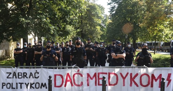 Czekamy na spotkanie z premierem. Kiedy wreszcie zostaniemy potraktowani poważnie - pytali dzisiaj protestujący medycy na konferencji prasowej kończącej drugi dzień ich protestu w formie "białego miasteczka" w Warszawie.