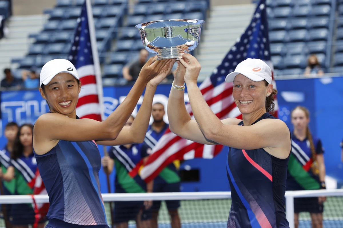 Samantha Stosur i Shuai Zhang wygrały deblową rywalizację w turnieju tenisowym US Open, pokonując w finale Amerykanki Cori Gauff i Catherine McNally 6:3, 3:6, 6:3. To drugi wspólny tytuł wielkoszlemowy australijsko-chińskiego duetu.