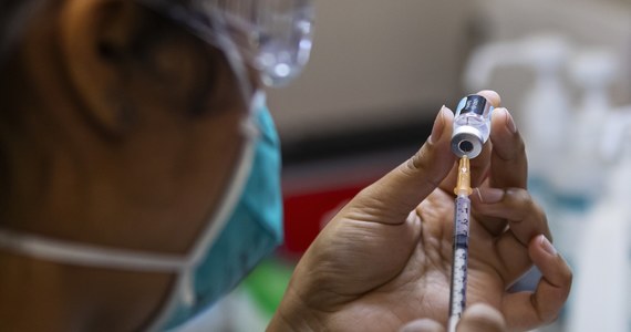 Około trzech tysięcy osób w Polsce przyjęło już trzecią dawkę szczepionki przeciw koronawirusowi. Przypominające szczepienie od początku września dostają pacjenci z obniżoną odpornością. Prawo do jego otrzymania w całym kraju ma ponad 128. tysięcy osób. 
