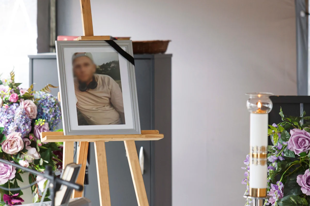 Nowe fakty w głośnej sprawie śmierci 34-letniego Bartosza po policyjnej interwencji w Lubinie. Onet ujawnił rozmowy prowadzone z wezwanej na miejsce karetki pogotowia. Wynika z nich, że 34-latek już nie żył, gdy zabierali go ratownicy. Policja utrzymuje tymczasem, że zmarł on dopiero kilka godzin później. 