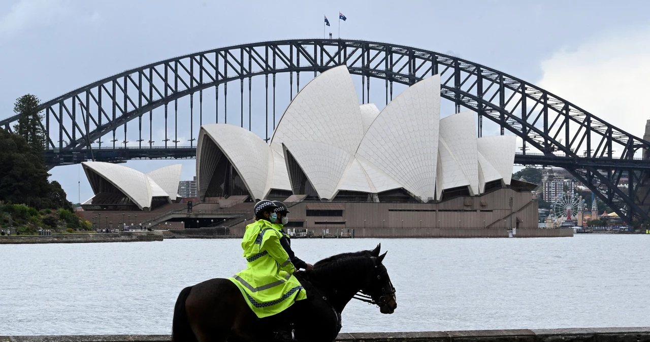 Policjanci patrolują ulice Sydney 