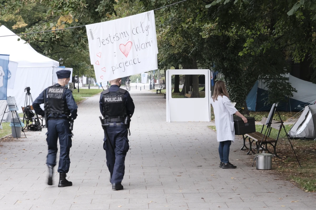 Protestujący medycy nie ustępowali: w wydanym oświadczeniu podkreślili, że wezmą udział we wtorkowych rozmowach z rządem tylko w przypadku, gdy potwierdzona zostanie obecność na spotkaniu premiera Mateusza Morawieckiego. Szef resortu zdrowia Adam Niedzielski poinformował jednak, że Morawiecki nie weźmie w rozmowach udziału. Polityk powołał również nowego wiceministra. Piotr Bromber ma zająć się m.in. dialogiem społecznym. Pracownicy służby zdrowia kolejny dzień strajkowali, domagając się – jak mówili – godnych warunków pracy. 