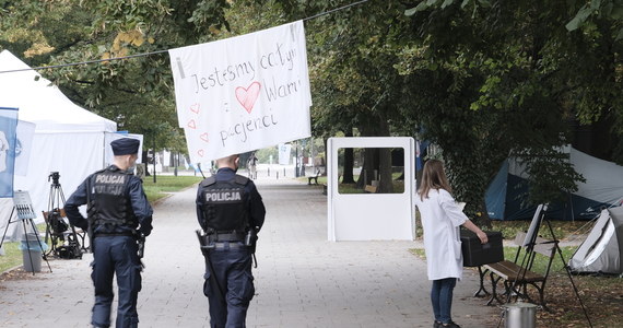 Protestujący medycy nie ustępowali: w wydanym oświadczeniu podkreślili, że wezmą udział we wtorkowych rozmowach z rządem tylko w przypadku, gdy potwierdzona zostanie obecność na spotkaniu premiera Mateusza Morawieckiego. Szef resortu zdrowia Adam Niedzielski poinformował jednak, że Morawiecki nie weźmie w rozmowach udziału. Polityk powołał również nowego wiceministra. Piotr Bromber ma zająć się m.in. dialogiem społecznym. Pracownicy służby zdrowia kolejny dzień strajkowali, domagając się – jak mówili – godnych warunków pracy. 