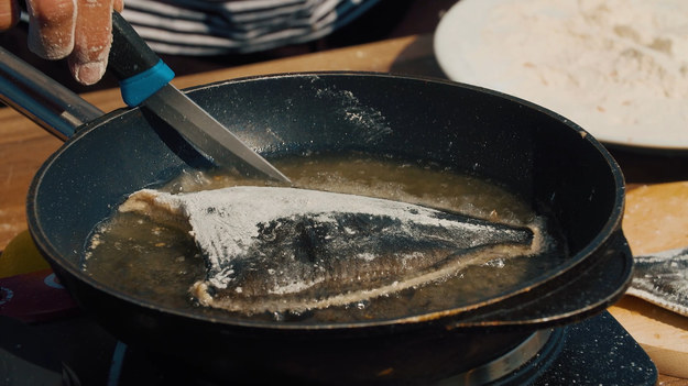 Olin Gutowski, doświadczony wędkarz, z wykształcenia aktor, wędkujący od 4. roku życia. Jest pasjonatem kulinarnym ,posiadającym nietuzinkową wiedzę na temat potraw z ryb. Wspólnie z Polsat GO zaprasza na kulinarną podróż po rybnej Polsce. W tym odcinku Olin przygotuje flądrę.