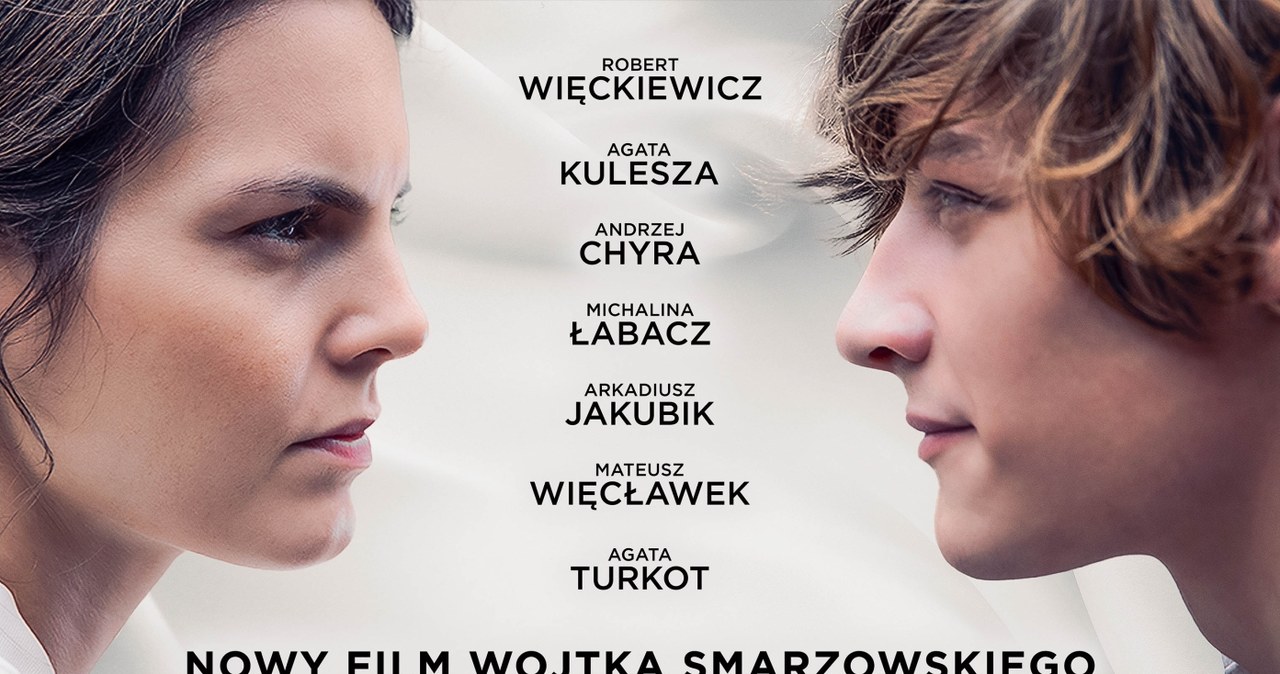 O miłości bez względu na wszystko. Mateusz Więcławek, Agata Turkot, Michalina Łabacz, Robert Więckiewicz, Agata Kulesza, Arkadiusz Jakubik i Andrzej Chyra na plakacie filmu "Wesele". Najnowsze dzieło Wojtka Smarzowskiego w kinach od 8 października.
