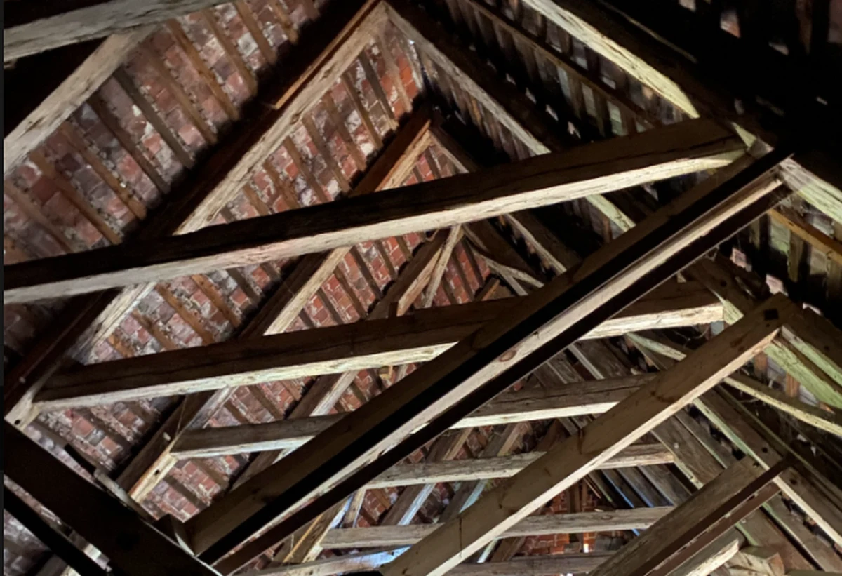 Jeden z najstarszych kościołów w Polsce okazał się kryć tajemnicę. W wyniku badań przeprowadzonych podczas remontu dachu katedry w Kamieniu Pomorskim (woj. zachodniopomorskie) odkryto, że drewniana więźba dachowa pochodzi z XIII wieku. To najstarsza konstrukcja dachowa w Polsce, a nawet w tej części Europy.