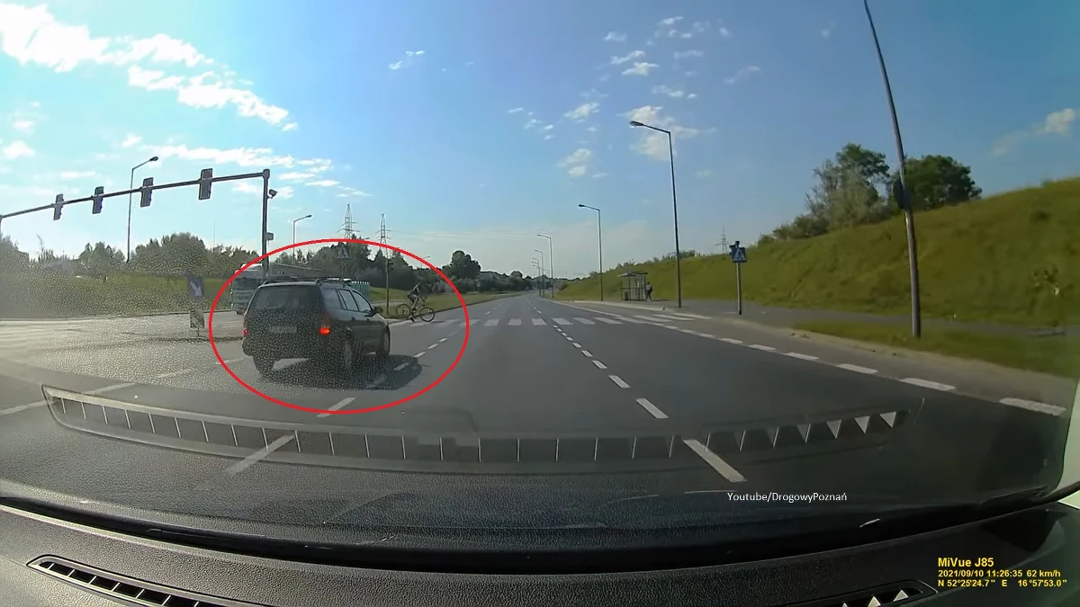 Na jednej z poznańskich dróg doszło do bardzo niebezpiecznej sytuacji. Kierowca Opla Astry dzięki wyjątkowemu refleksowi uniknął potrącenia rowerzysty, który wjechał na przejście dla pieszych. Całe zdarzenie zostało zarejestrowane przez rejestratory samochodowe innego użytkownika drogi.