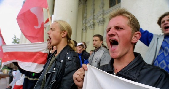 Stołeczni policjanci zatrzymali w Piasecznie białoruskiego opozycjonistę, który w naszym kraju skrył się przed prześladowaniami władz Aleksandra Łukaszenki. Chodzi o Makarego Malakouskiego. Uciekł z Białorusi do Polski w listopadzie zeszłego roku. Otrzymał u nas wizę humanitarną - informują pracownicy "Domu Białoruskiego". „To bardzo niebezpieczny precedens, który uderzy w wizerunek Polski, który w oczach Białorusinów jest bardzo dobry. Poza tym propaganda Łukaszenki będzie to wykorzystywać” – komentuje zatrzymanie białoruskiego opozycjonisty Aleś Zarembiuk. KSP, tłumacząc swoje działania, poinformowała: Zgodnie ze zobowiązaniami międzynarodowymi organy ścigania i wymiaru sprawiedliwości zobowiązane są wykonać czynności, zmierzające m. in. do ustalenia przyczyny wszczęcia poszukiwań i podjęcia dalszych decyzji.