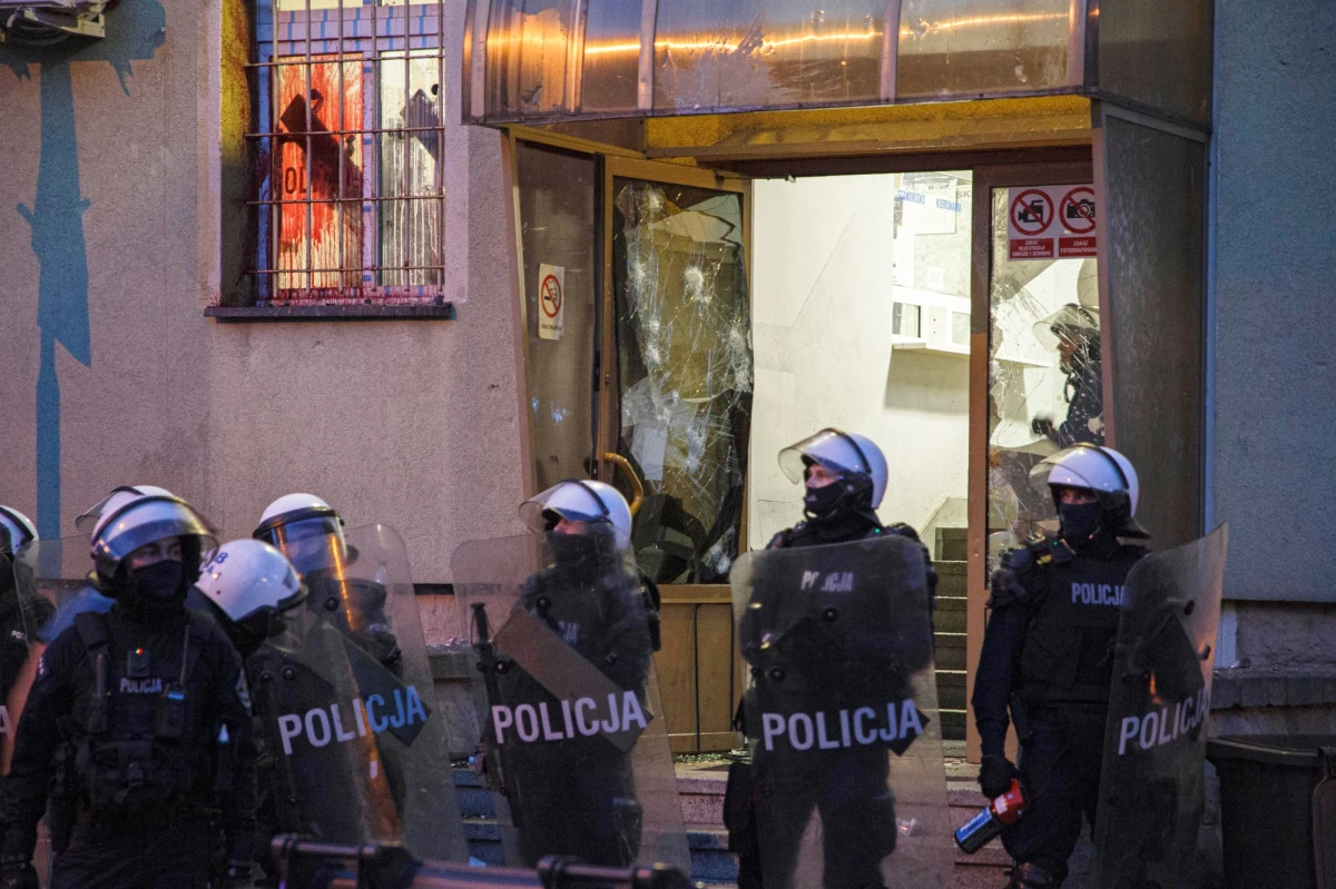 Policjantka, która brała udział w interwencji wobec 34-letniego Bartosza w Lubinie na Dolnym Śląsku twierdzi, że mężczyzna żył, gdy zabierała go karetka pogotowia. Reporterzy RMF FM dotarli do notatki służbowej tej funkcjonariuszki. 