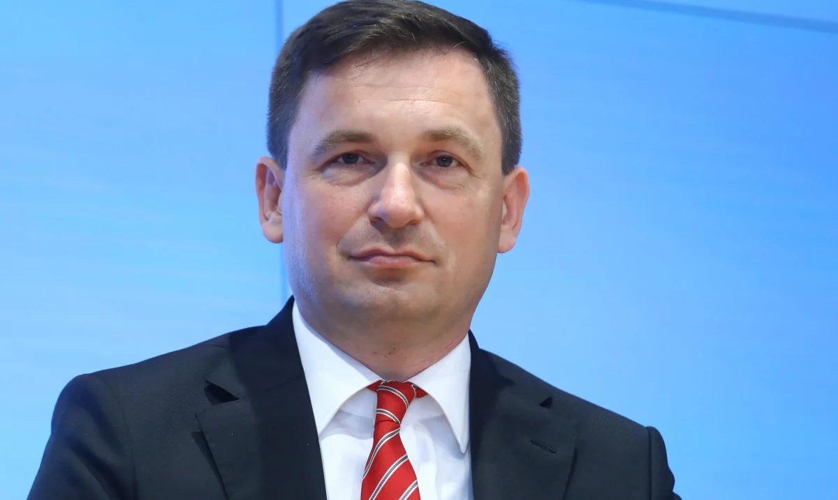 ​Odejście inflacji od celu nie jest czasowe i wymaga reakcji - twierdzi członek Rady Polityki Pieniężnej Łukasz Hardt. Tym samym publicznie wyraża odmienne zdanie od prezesa Narodowego Banku Polskiego Adama Glapińskiego, który wciąż przekonuje, że inflacja jest przejściowa i niezależna od polityki pieniężnej.